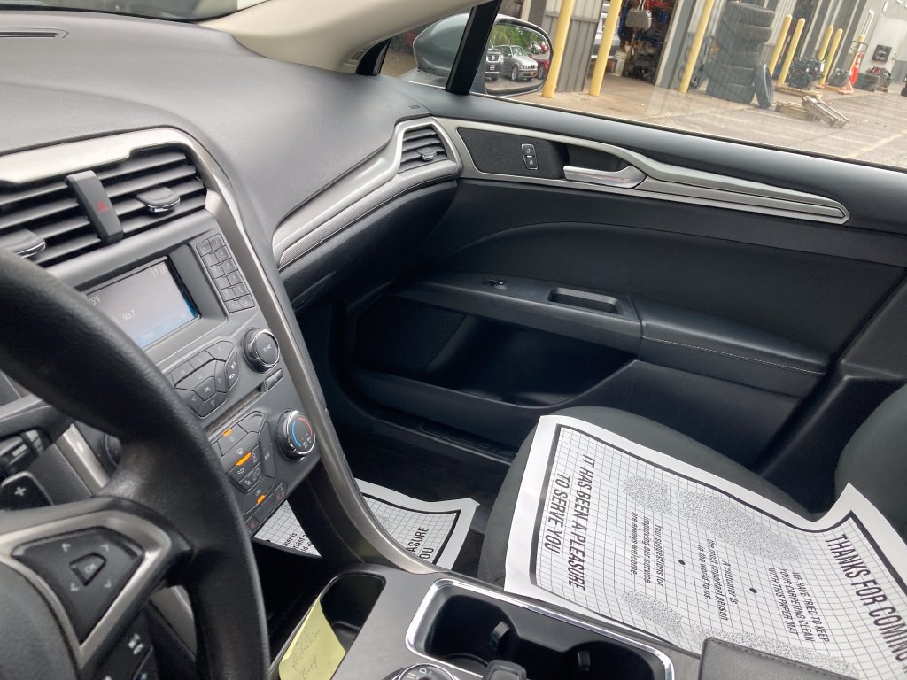 Used 2018 Ford Fusion SE FWD image 15