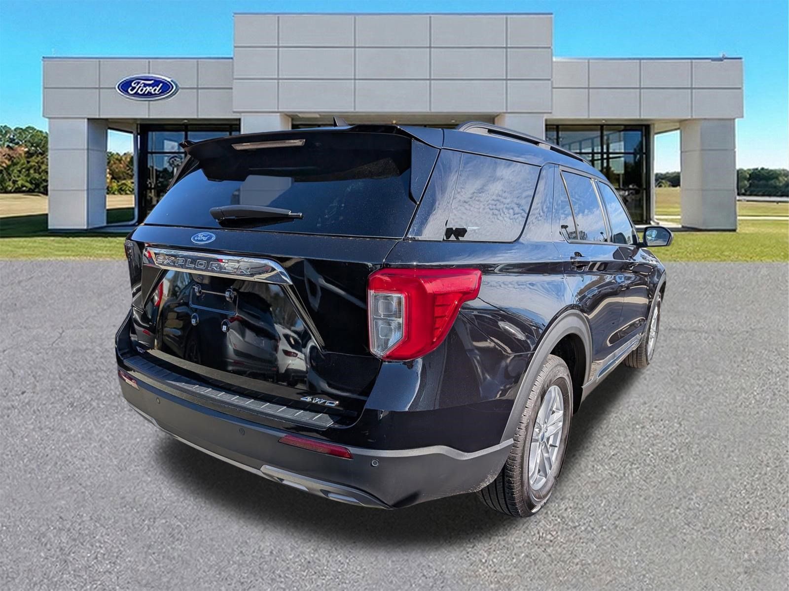 Certified 2023 Ford Explorer XLT w/ Equipment Group 202A AWD/4WD image 4