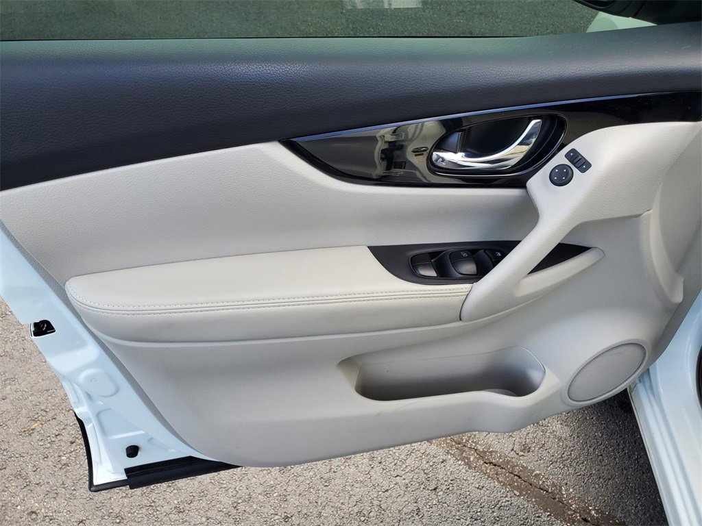 Used 2022 Nissan Rogue Sport SV image 17