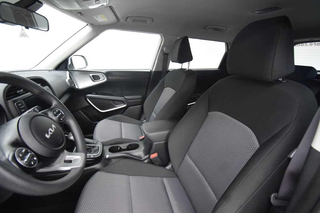 Used 2025 Kia Soul LX w/ LX Technology Package FWD image 18