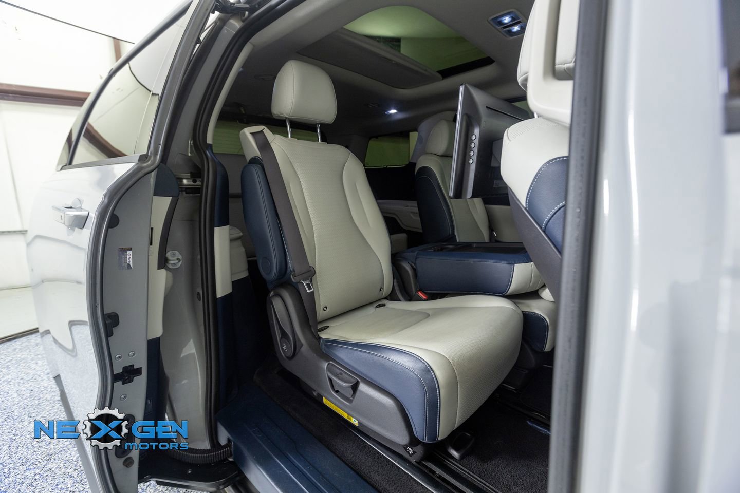 Used 2025 Kia Carnival SX Prestige FWD image 35