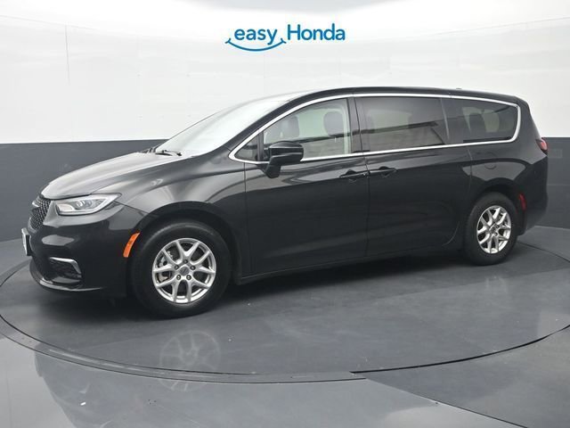 Used 2023 Chrysler Pacifica Touring-L FWD image 4