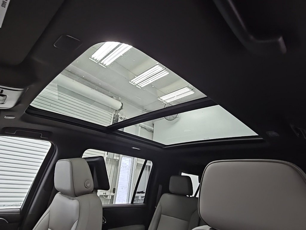 Used 2021 GMC Yukon XL SLT w/ SLT Premium Package image 32