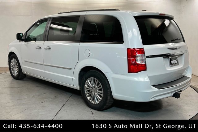 Used 2016 Chrysler Town & Country Touring-L FWD image 3