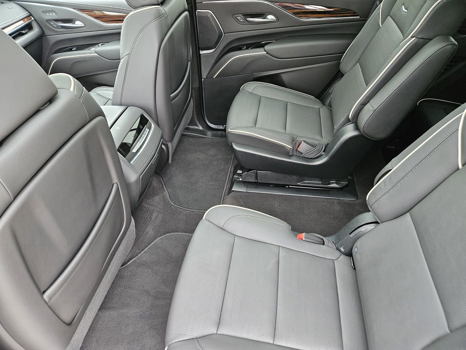 Certified 2023 Cadillac Escalade Premium Luxury AWD/4WD image 34