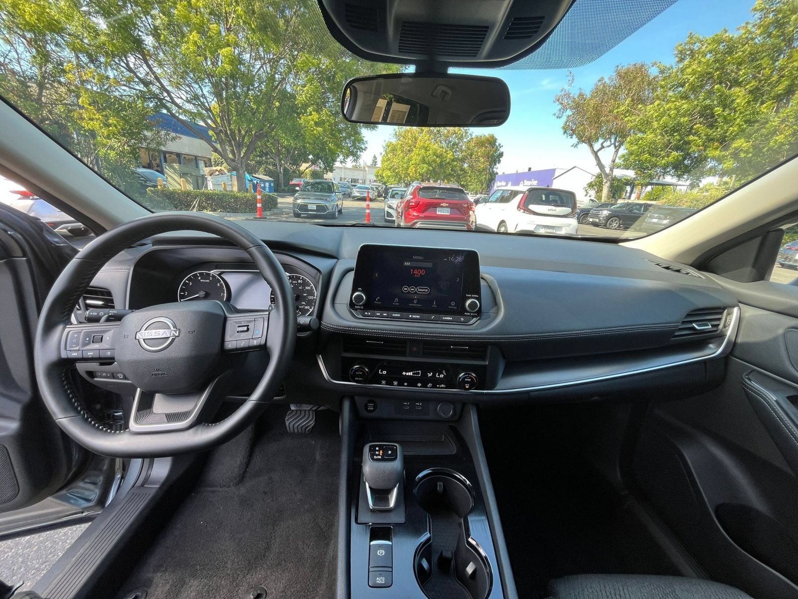 Used 2025 Nissan Rogue SV AWD/4WD image 32