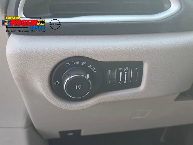 Used 2024 Chrysler Pacifica Touring-L FWD image 12