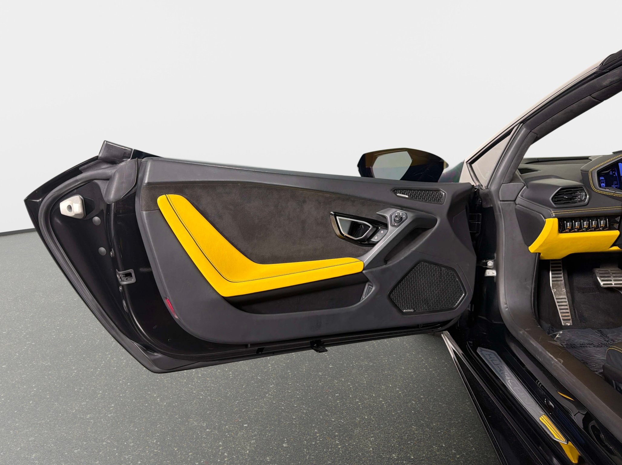 Used 2023 Lamborghini Huracan EVO RWD image 27