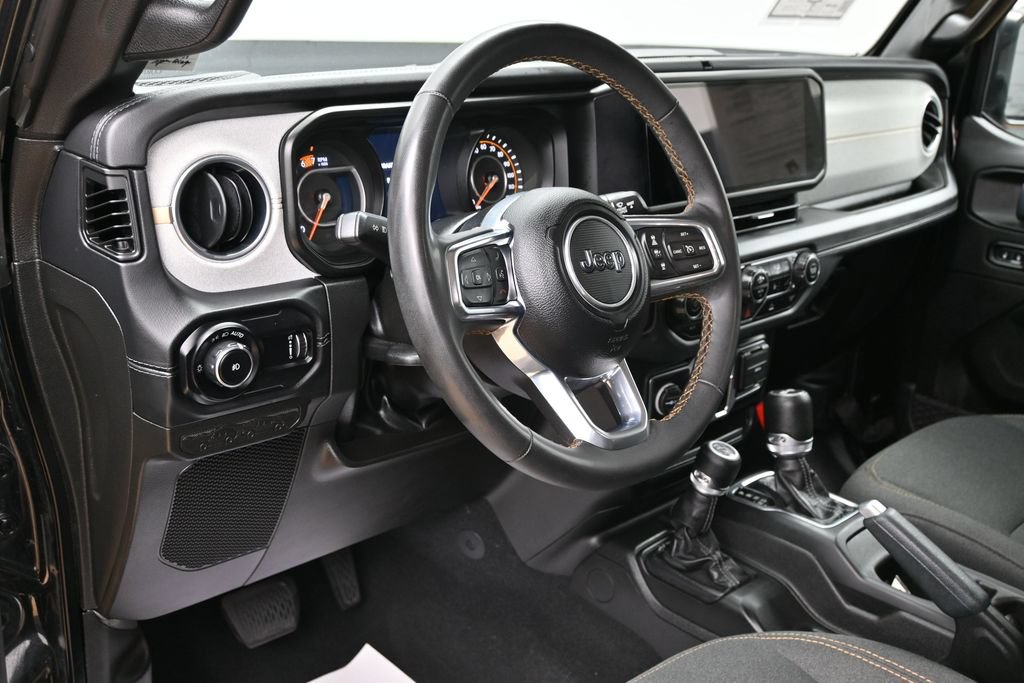 Used 2024 Jeep Wrangler Unlimited Sahara AWD/4WD image 18
