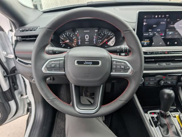 Used 2025 Jeep Compass Trailhawk AWD/4WD image 13