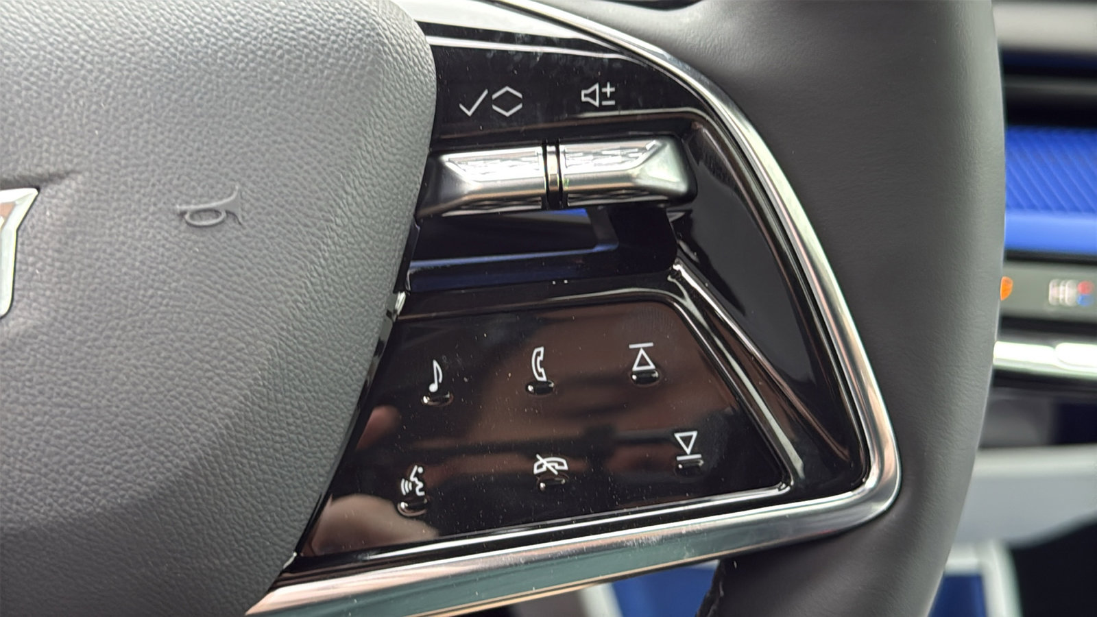 New 2026 Cadillac Optiq Luxury 2 image 16