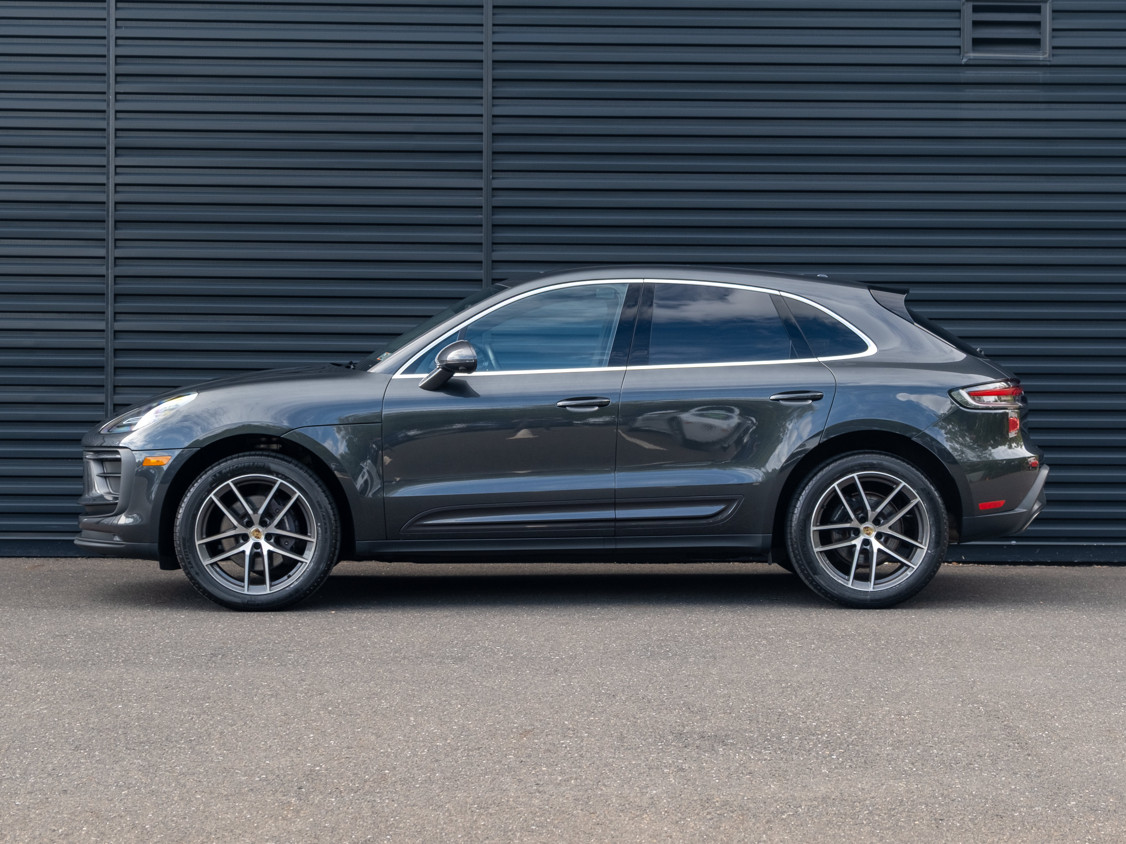 Certified 2023 Porsche Macan AWD/4WD image 2