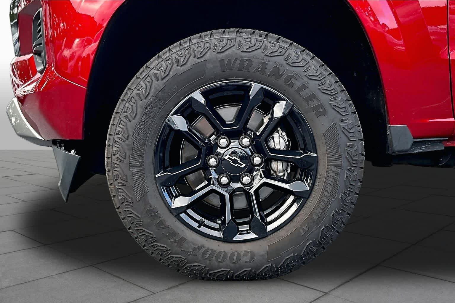 Used 2025 Chevrolet Colorado Z71 w/ Midnight Edition AWD/4WD image 11