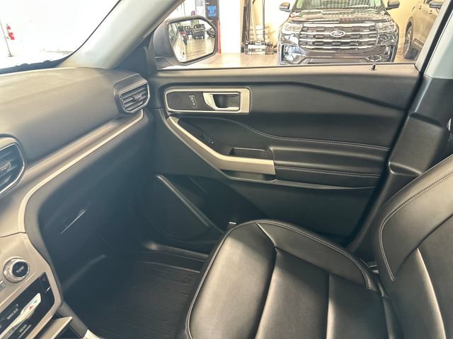 Used 2023 Ford Explorer XLT w/ Equipment Group 202A AWD/4WD image 28