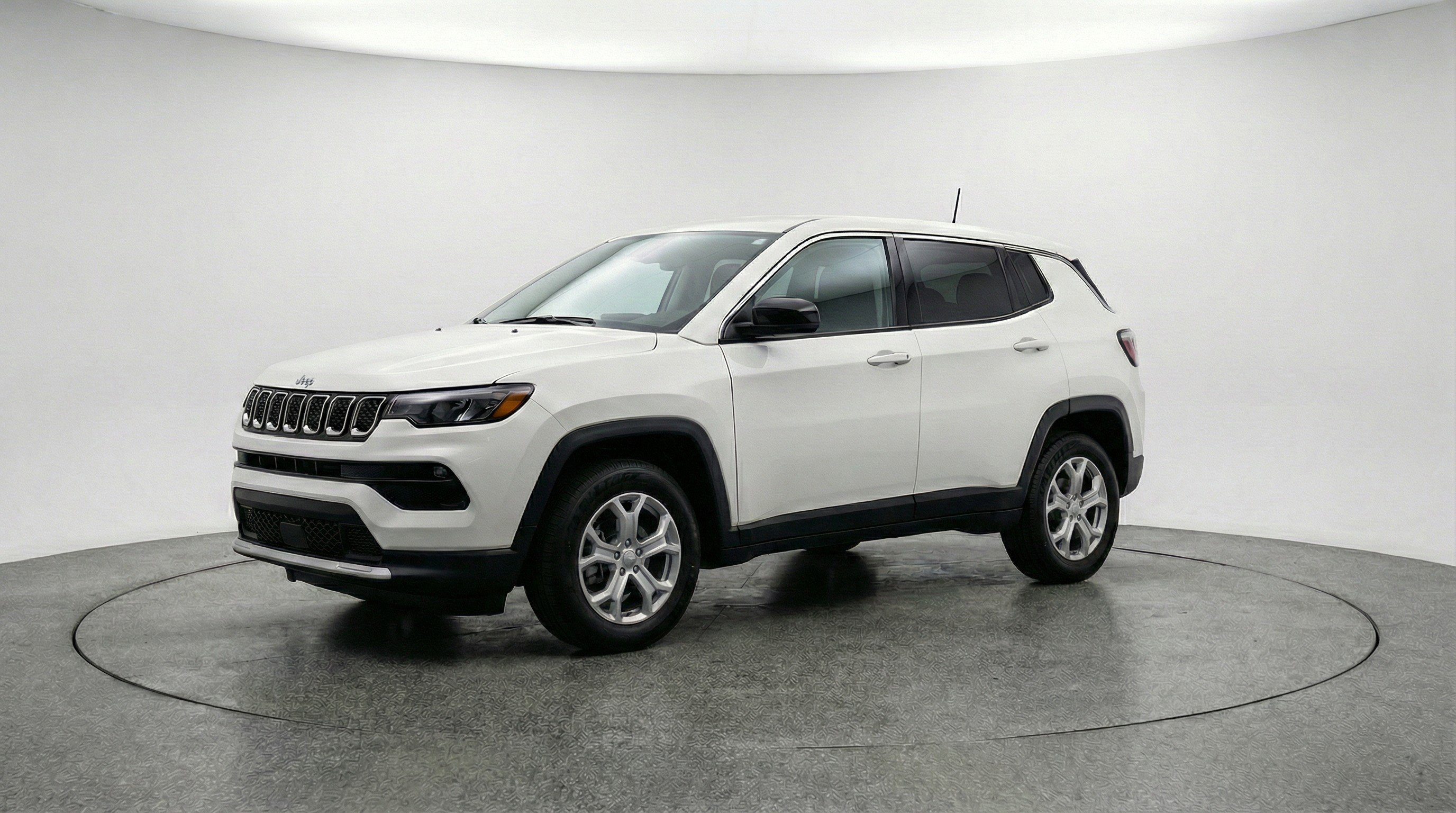 Used 2025 Jeep Compass Latitude image 3