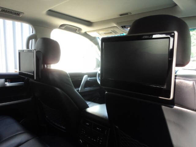 Used 2017 Toyota Land Cruiser image 11