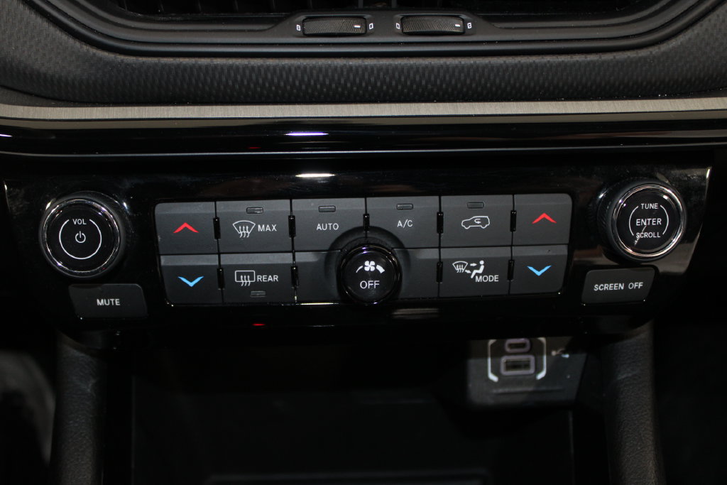 Used 2025 Jeep Compass Trailhawk AWD/4WD image 39