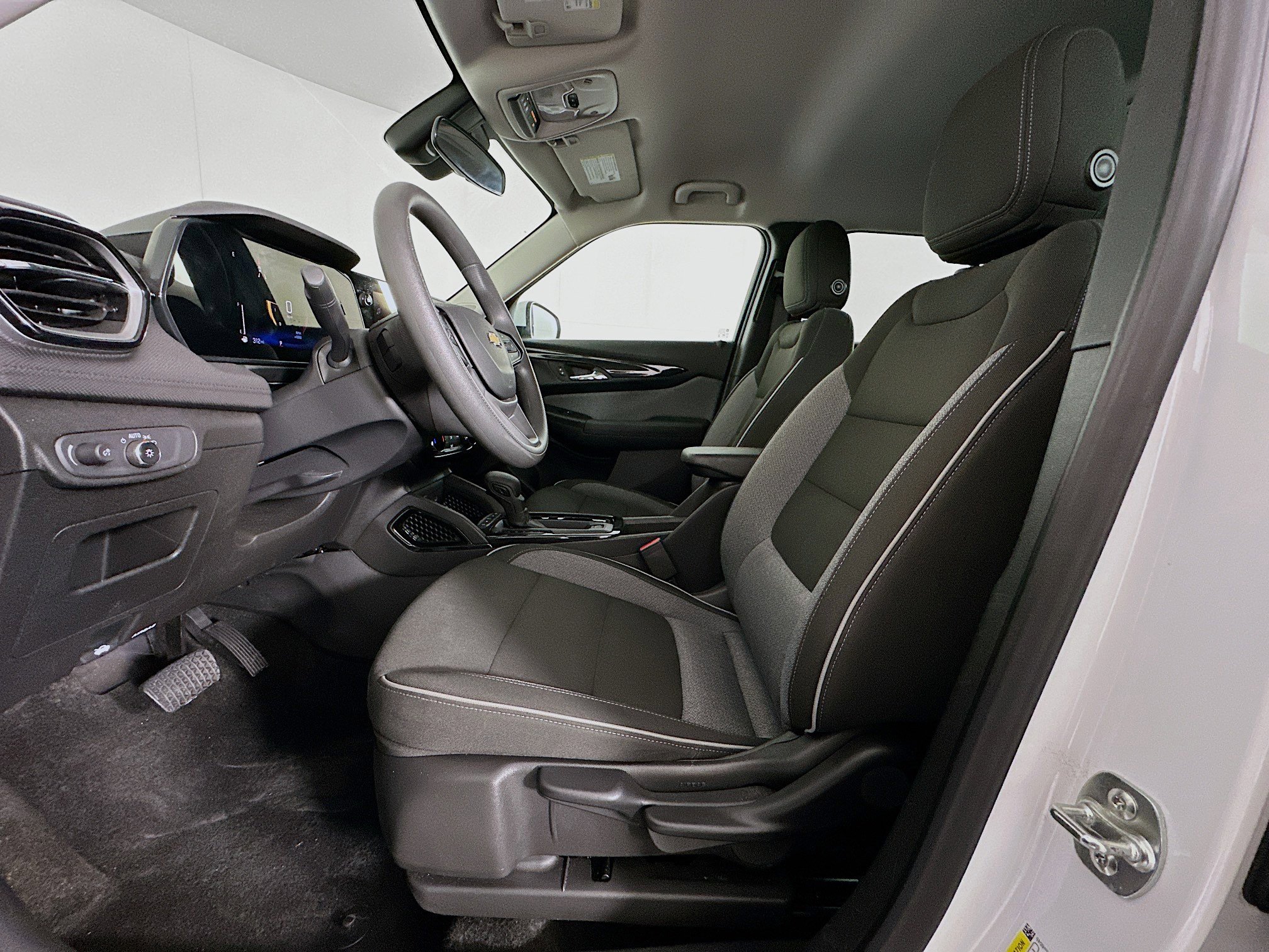 Used 2025 Chevrolet TrailBlazer LT image 13