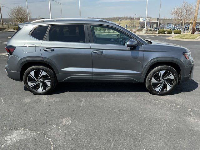 Used 2025 Volkswagen Taos SE image 2