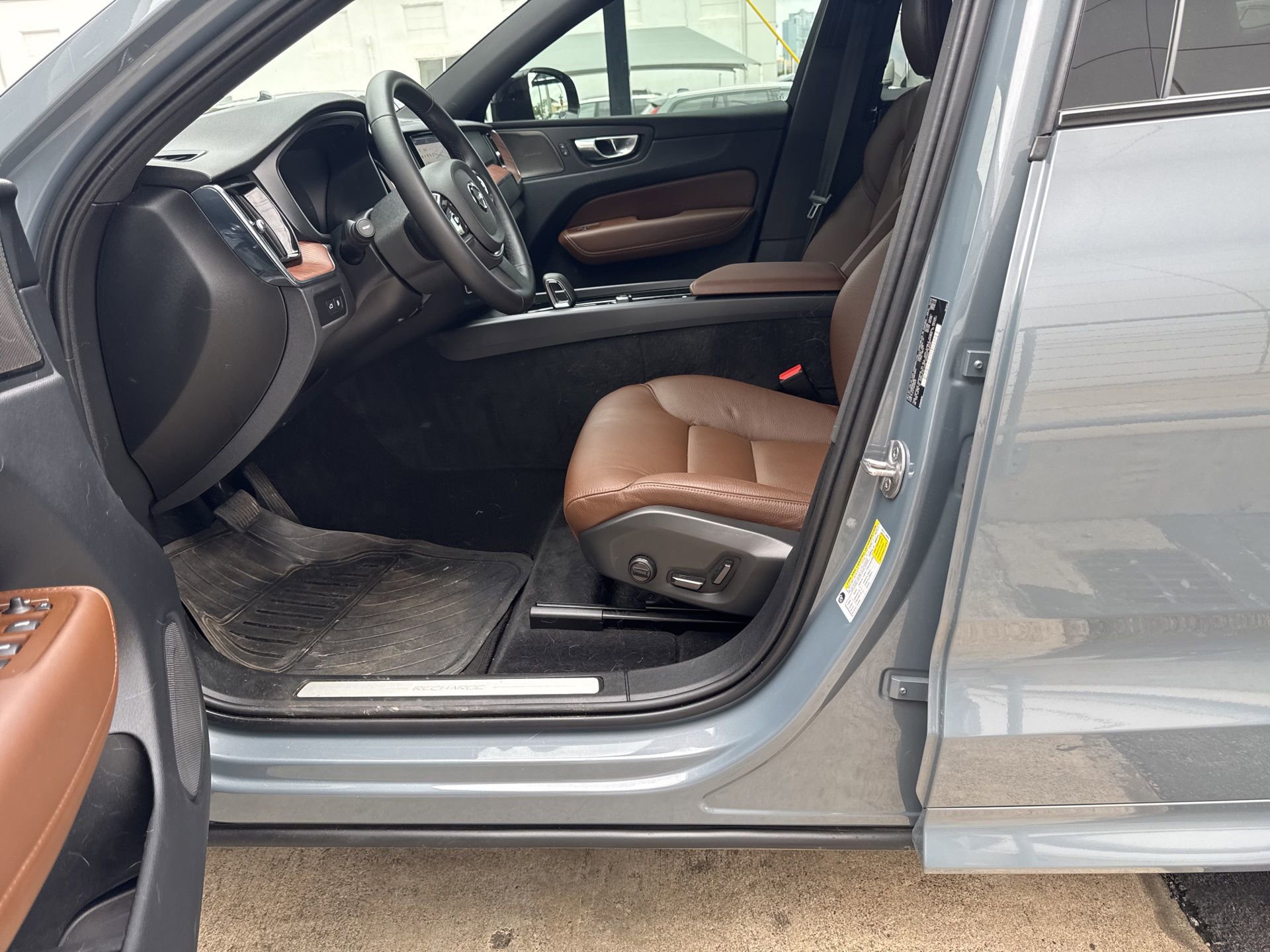 Used 2024 Volvo XC60 T8 Plus w/ Climate Package AWD/4WD image 9