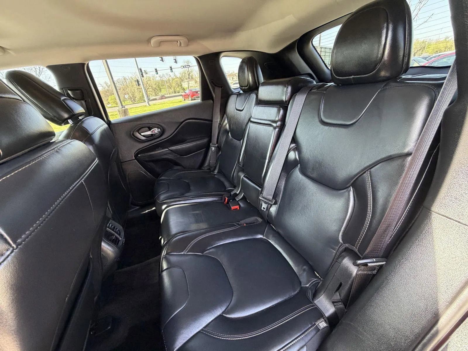 Used 2016 Jeep Cherokee Limited image 17