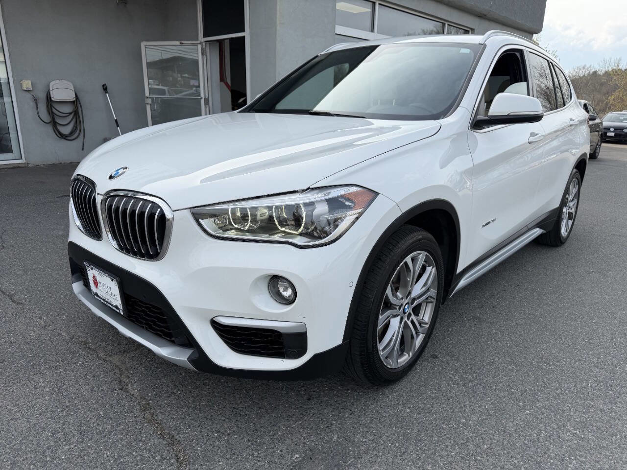 Used 2017 BMW X1 xDrive28i AWD/4WD image 3