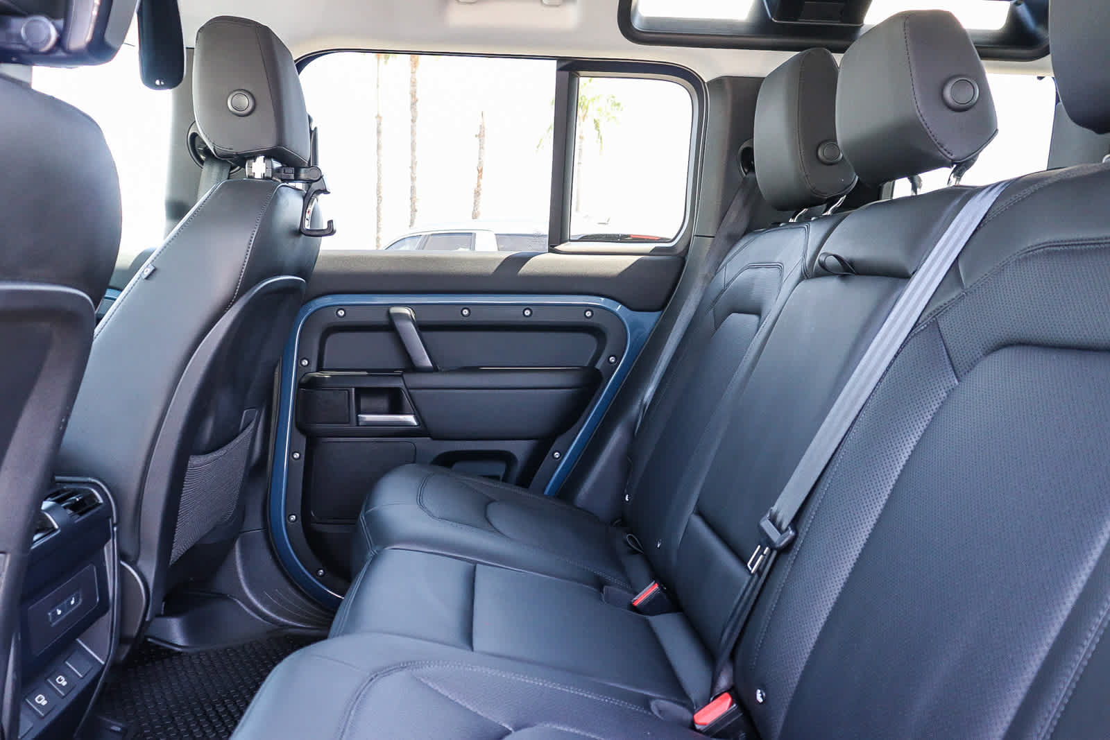 Used 2025 Land Rover Defender 110 X-Dynamic SE AWD/4WD image 23