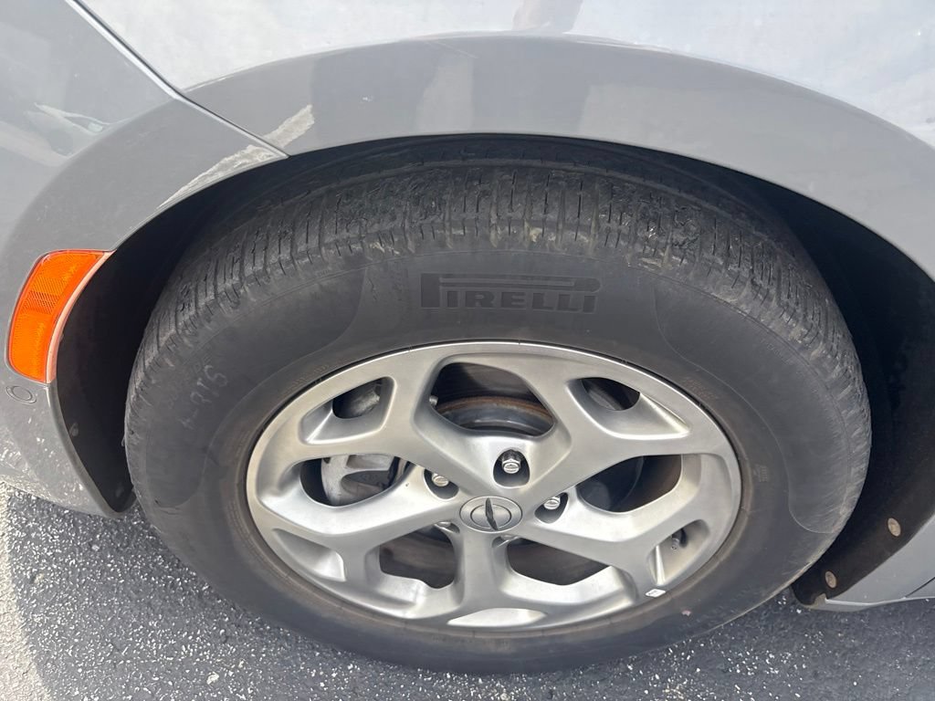 Used 2022 Chrysler Pacifica Limited FWD image 2
