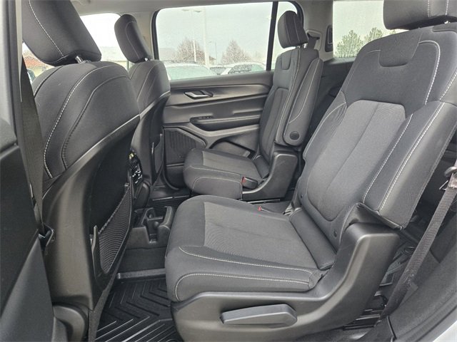 Used 2023 Jeep Grand Cherokee L Laredo image 4