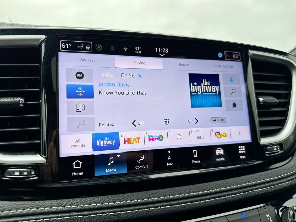 Used 2025 Chrysler Pacifica Limited image 14