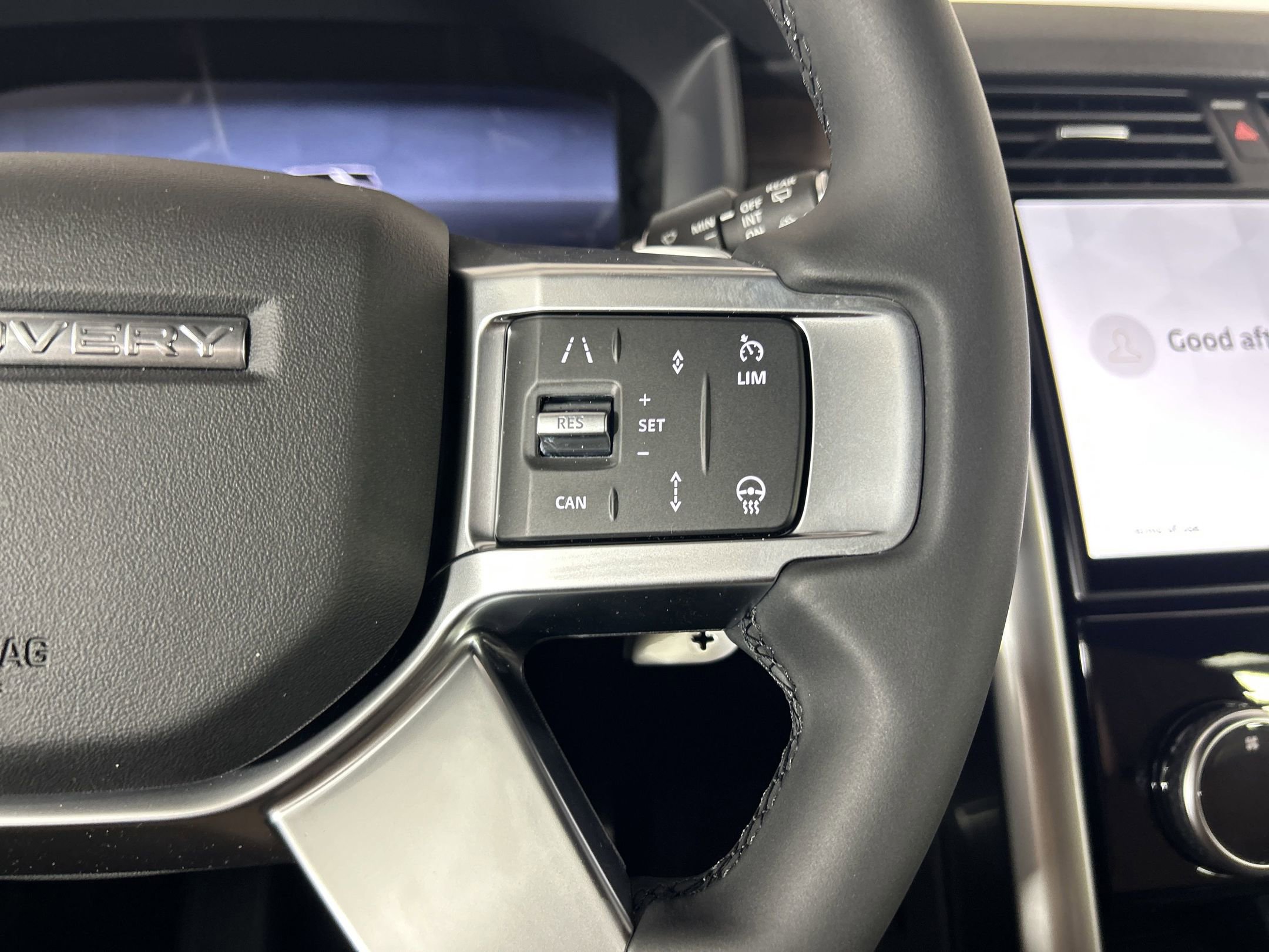 New 2025 Land Rover Discovery Dynamic SE image 16