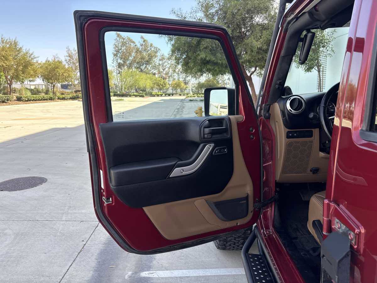 Used 2013 Jeep Wrangler Unlimited Rubicon w/ Connectivity Group AWD/4WD image 20