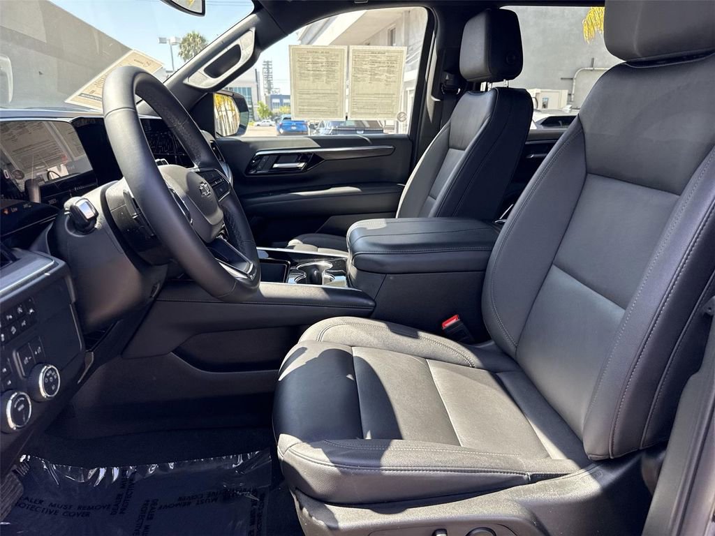 Used 2025 Chevrolet Suburban Z71 AWD/4WD image 18