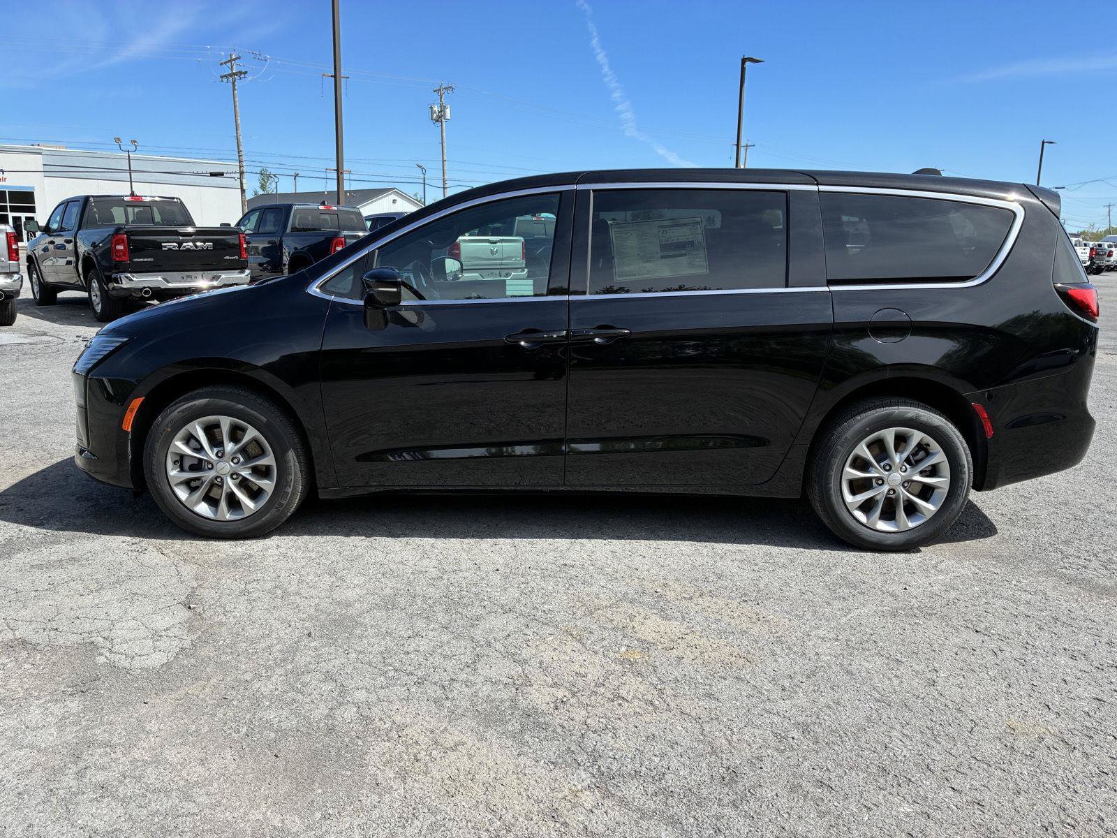 New 2027 Chrysler Pacifica Select AWD/4WD image 5