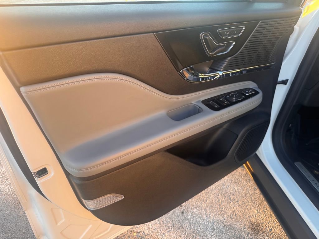 Certified 2022 Lincoln Corsair AWD w/ Equipment Group 101A image 11