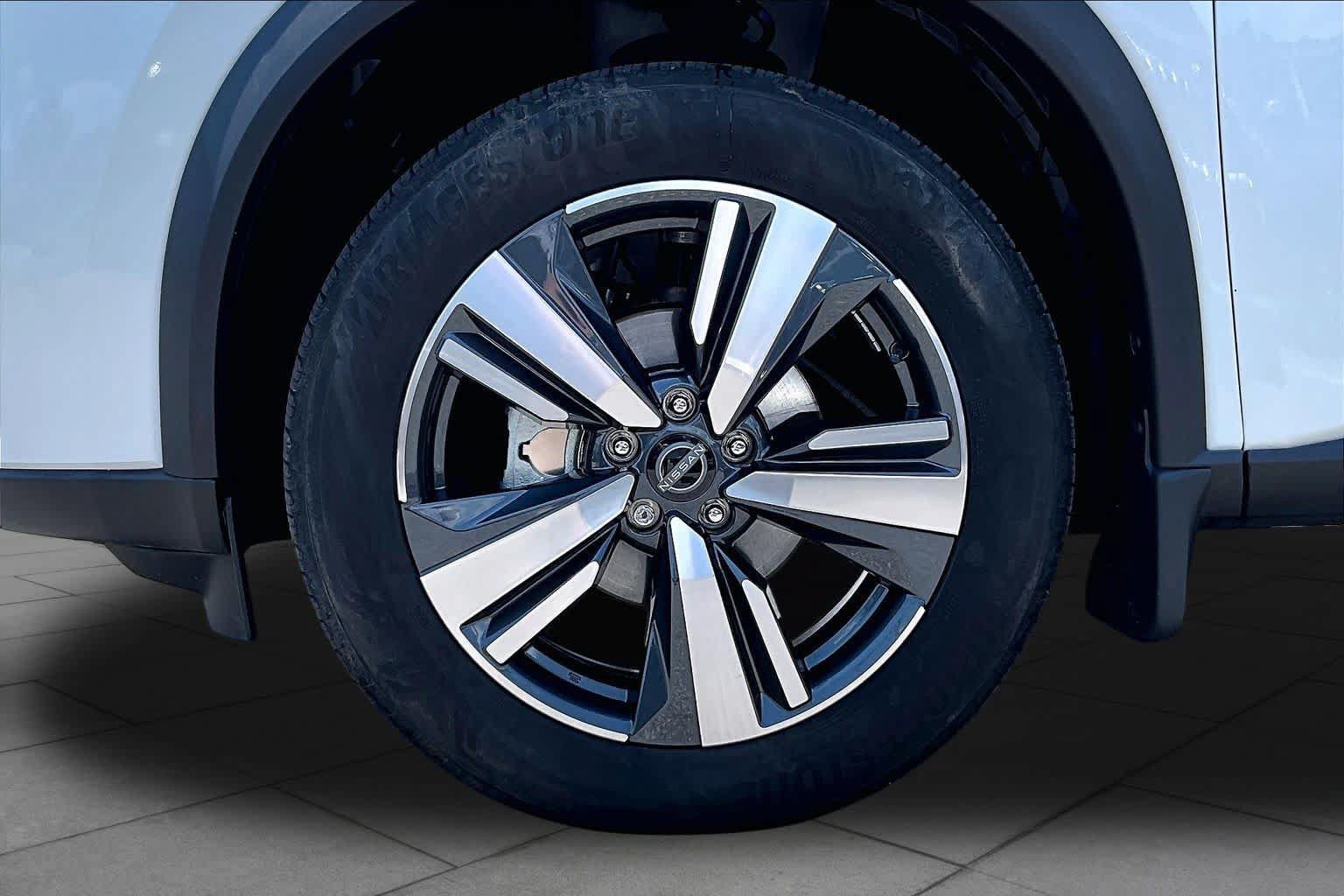 Used 2024 Nissan Rogue SL w/ SL Premium Package FWD image 11