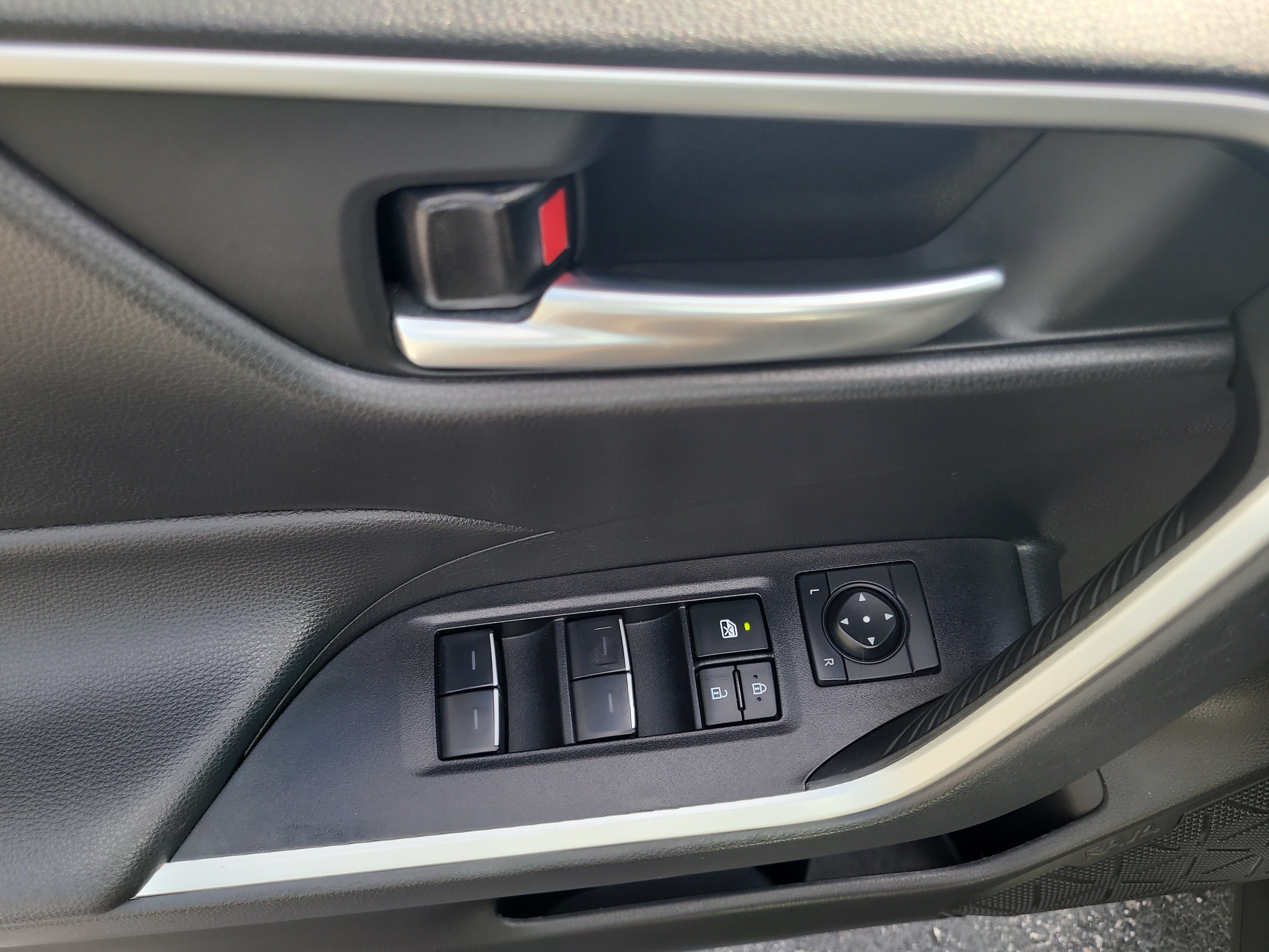 Certified 2025 Toyota RAV4 XLE FWD image 18