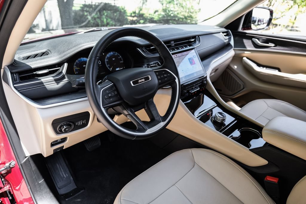 Used 2022 Jeep Grand Cherokee Limited RWD image 3