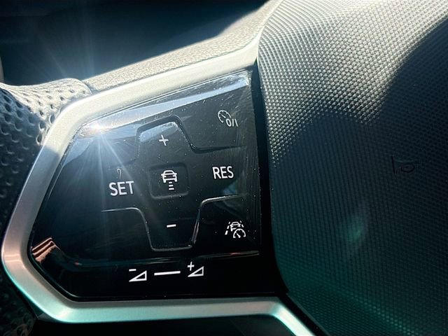 Used 2024 Volkswagen Tiguan SEL R-Line image 37