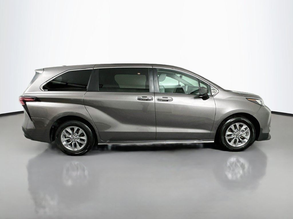 Certified 2022 Toyota Sienna LE FWD image 4