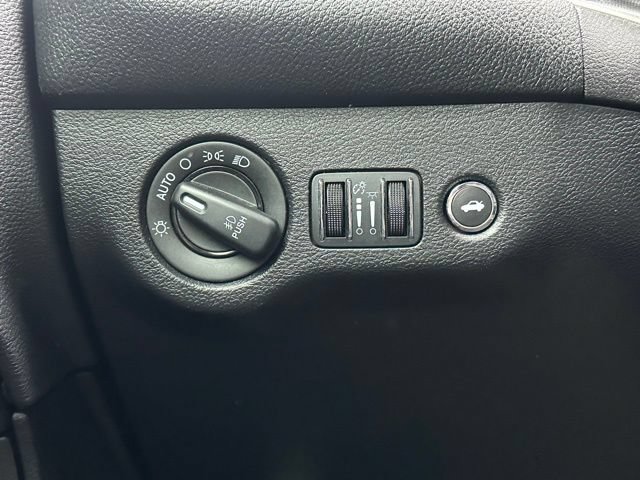 Used 2016 Dodge Challenger R/T Scat Pack w/ Leather Interior Group RWD image 21