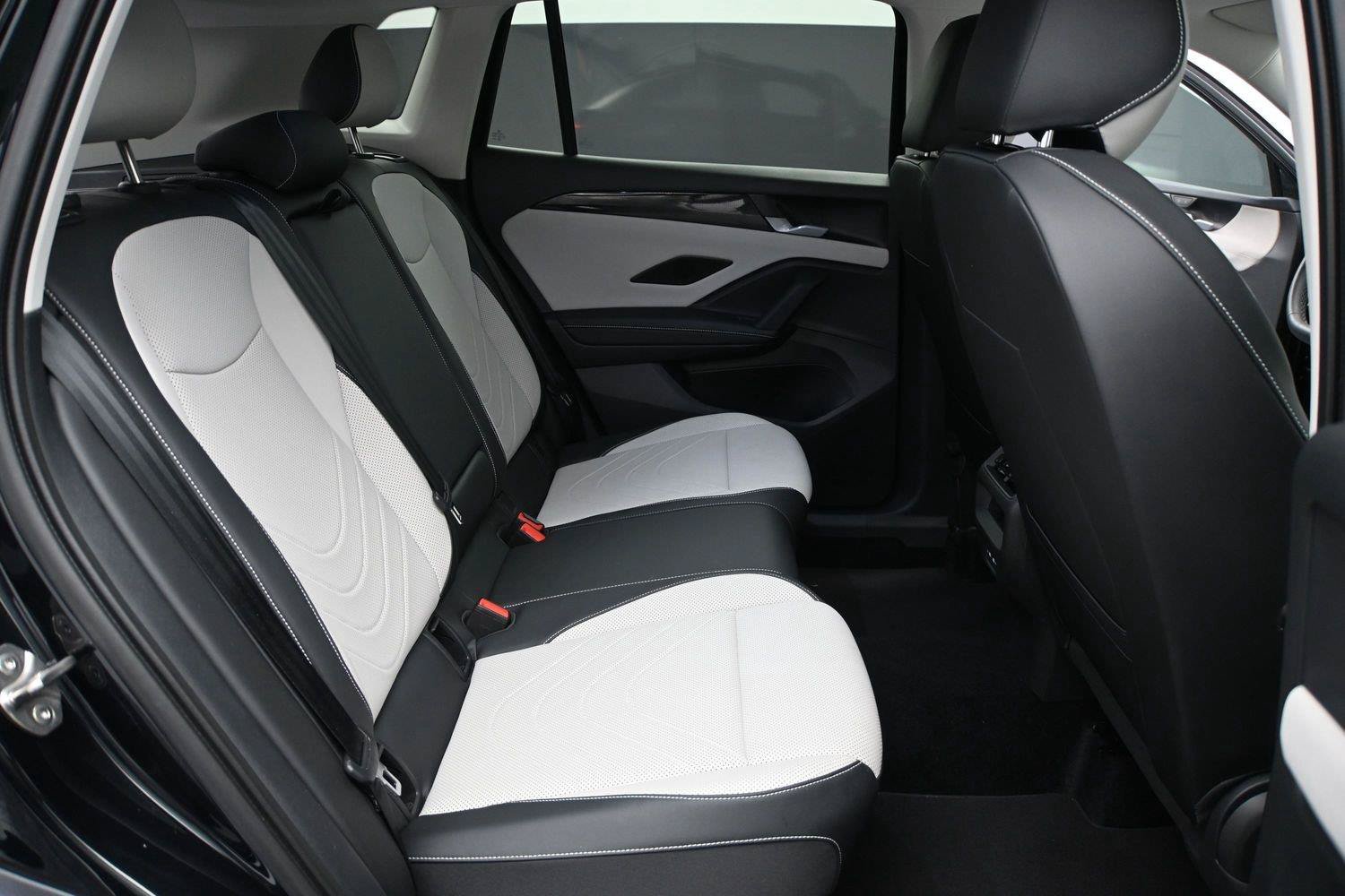 Used 2025 Volkswagen Tiguan SE AWD/4WD image 20
