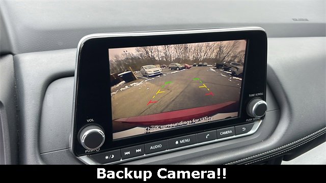 Used 2024 Nissan Rogue SV image 3