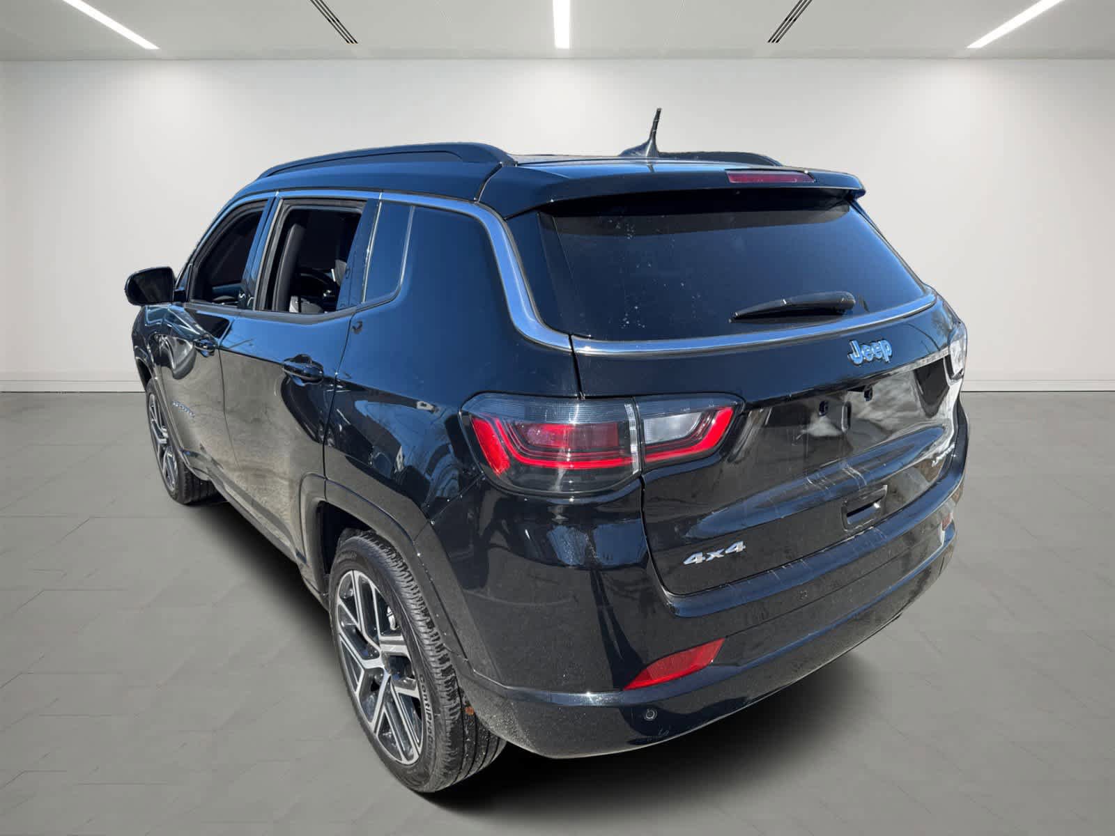 Used 2025 Jeep Compass Limited w/ Elite Group image 4