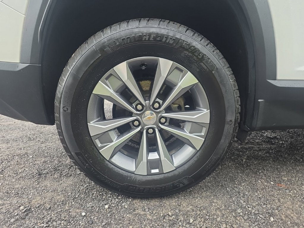 Used 2025 Chevrolet Equinox LT w/ Safety and Technology Package AWD/4WD image 17