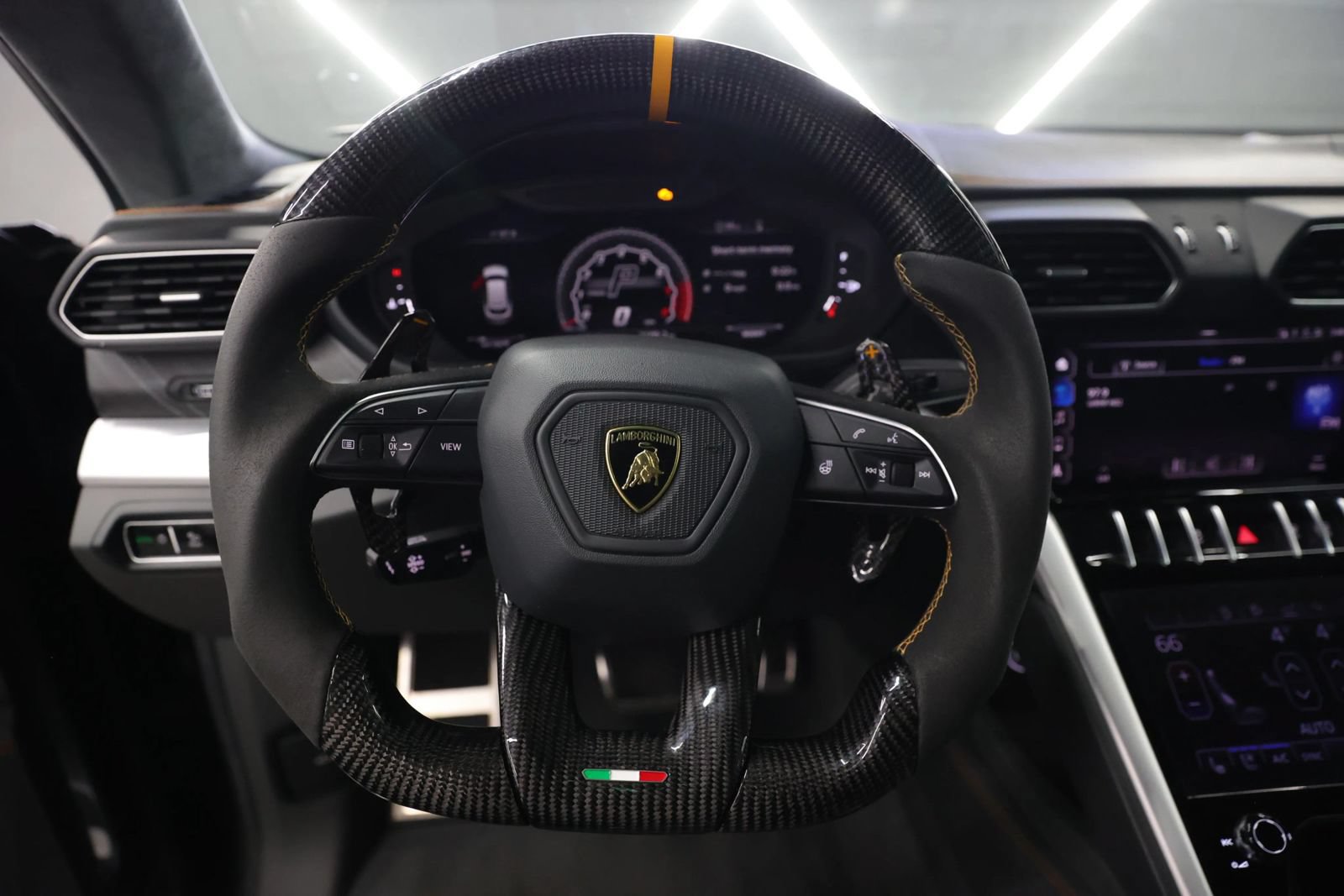 Used 2020 Lamborghini Urus AWD/4WD image 30