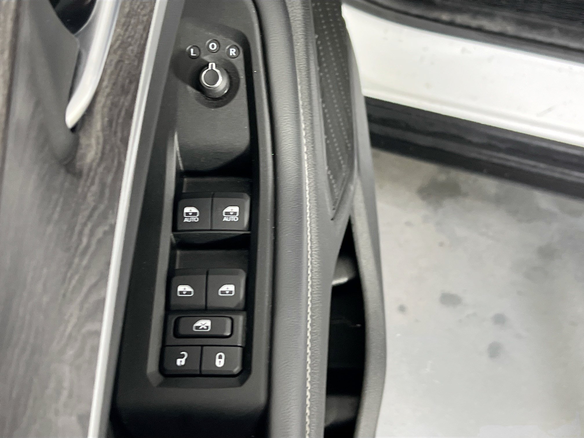 Used 2023 Jeep Grand Cherokee Limited w/ Black Appearance Package AWD/4WD image 18