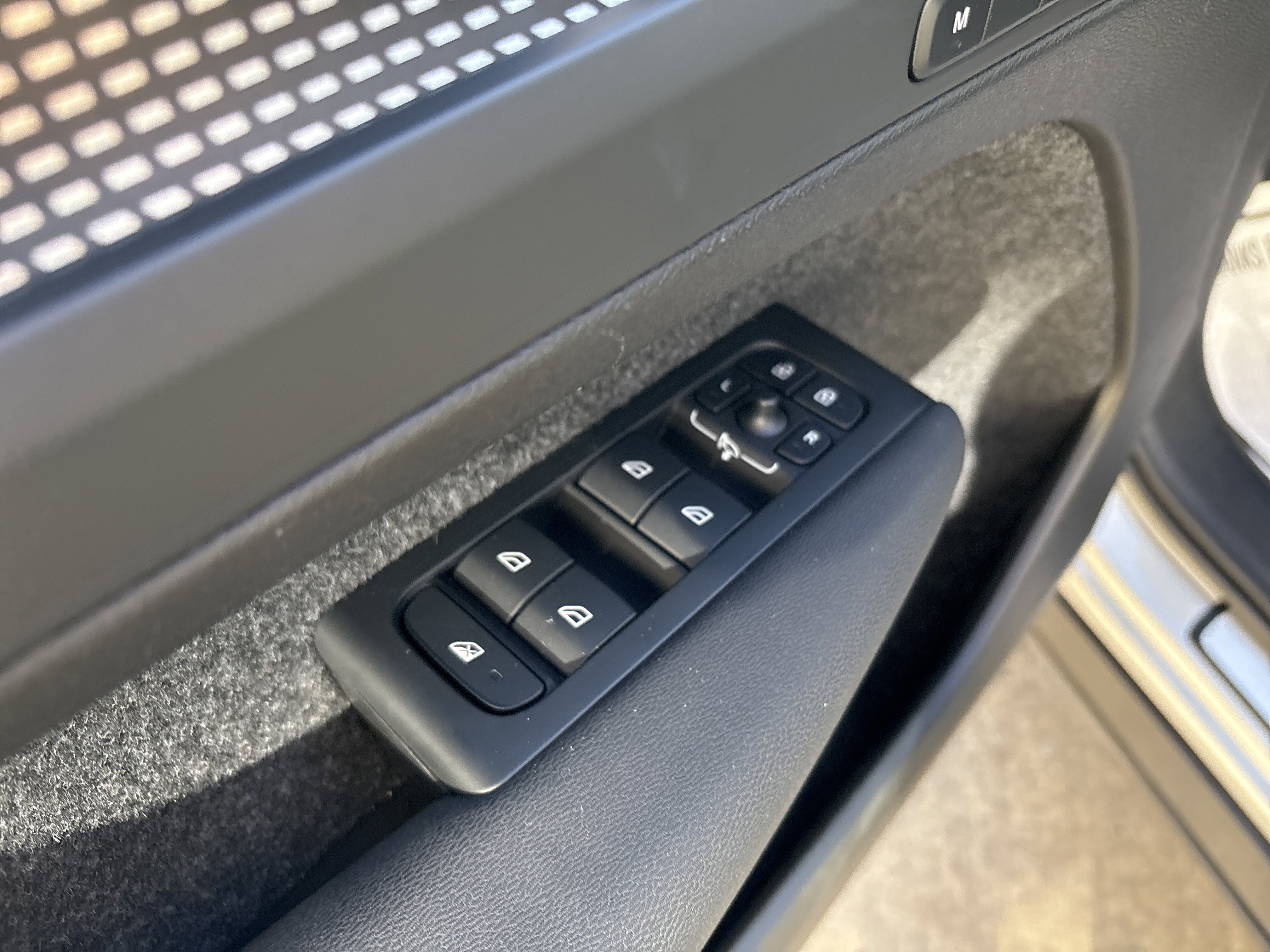 Used 2025 Volvo XC40 B5 Plus image 34