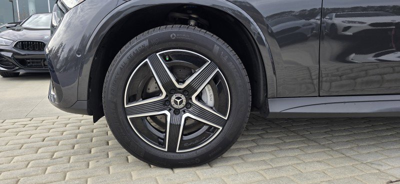 Used 2025 Mercedes-Benz GLC 300 4MATIC image 11