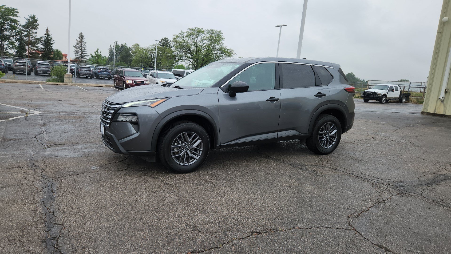 Used 2024 Nissan Rogue S AWD/4WD image 3